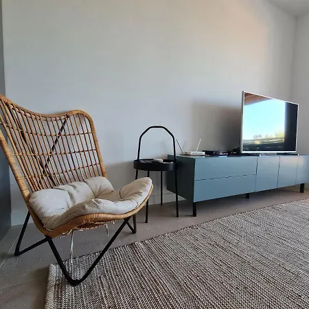 - - - - - Front Line - - - - - Primera Linea - - - - - In Apartmanhotel *