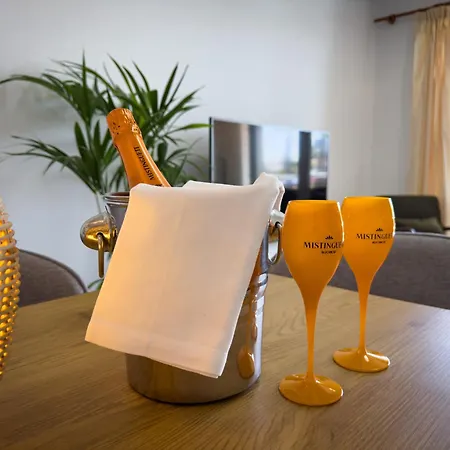 Apartmanhotel - - - - - Front Line - - - - - Primera Linea - - - - - In *