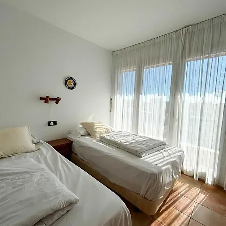 - - - - - Front Line - - - - - Primera Linea - - - - - In Aparthotel
