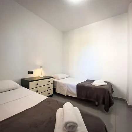 - - - - - Front Line - - - - - Primera Linea - - - - - In Aparthotel